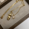 Gold necklace with abstract body pendant and baroque pearl on a beige linen tray - Abstract Body Pearl (20221206SKXL-3)