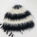Gorro de punto a rayas blancas y negras de piel sintética para el calor del invierno - Talla única / Negro & Blanco