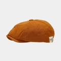 Primer plano del tejido de sarga de algodón y la etiqueta tejida en esta gorra tipo newsboy - Talla única / Caramelo