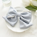 Barrette nœud en tissu bleu clair avec perles blanches sur plat blanc élégant - Bleu clair