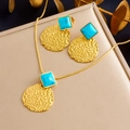 Parure de collier et boucles d'oreilles martelés dorés avec pierre turquoise bleue carrée - N2915
