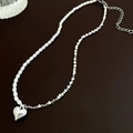 Détail du collier cœur élégant avec perles blanches et perles carrées en métal argenté - Collier Coeur 029 Uniquement / Argenté