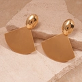 Detalle de pendientes dorados en forma de abanico con textura de metal cepillado y pernos - Dorado