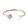 Roségoldfarbenes Armband mit blauer Kristallblume und weißer Perle für Damen - Roségold (KB123098-K)