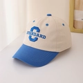 Detalle de gorra de béisbol de algodón azul y beige con letras bordadas C y Standard - 50-54cm(3-8 años) / Azul (Bloque de Color)