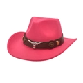 Détail du chapeau de cowboy rose avec lanière en cuir brun et tête de taureau en métal - M (56-58cm) / Rose Rouge