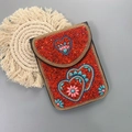 Sac bohème fait main avec perles rouges, motif cœur floral et chaîne en métal doré - Cœur Rouge
