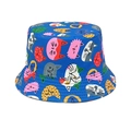 Dettaglio del cappello da pescatore blu reale con stampe di gatti colorati e tesa cucita - Circonferenza della Testa 52-54cm / Blu