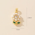 Ciondolo a fiore dorato con perla e foglia verde, dimensioni 2,4 cm per 1,1 cm - 0372-9 Ciondolo fiore in perla con foglia verde (2,4x1,1 cm)