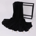 Dettaglio dello scialle in chiffon nero con tubi dorati e ciondoli di perle - 175cm / Nero