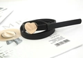 Dettaglio di una cintura sottile in pelle nera con fibbia a cuore dorata su rivista - Fibbia a Cuore Dorata