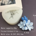 Détail macro du moule en silicone fleur de freesia pour savon et bougie faits main - Moule Freesia