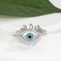 Dettaglio dell'anello occhio di Allah con pietre blu e zirconi bianchi scintillanti - Aperto Regolabile / Argento