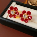 Dettaglio di orecchini a fiore in smalto rosso con cristallo in una scatola di pelle nera - Stile Fiore in Strass in Smalto / Fiore Rosso Oro (120# Perno in Argento)