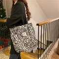 Vista dettagliata della borsa tote in velluto a coste zebrato con etichetta decorativa - Zebra Print