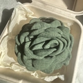 Pinza para el pelo con rosa de tela verde salvia en caja de papel minimalista - 9.5CM / Verde Oscuro