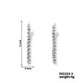 Primer plano de pendientes largos plateados con borlas de cristales y acabado brillante - Plateado (E02253-2)