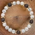 Boho-Armband mit weißen Marmorsteinen, schwarzen Lavaperlen und goldenen Akzenten - Weißer Türkis Lava Traum