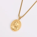 Dettaglio di un ciondolo ovale dorato con rilievo di Gesù su catena veneziana classica - Set Collana (Con Catena) / Oro