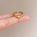 Adjustable S925 sterling silver ring with gold finish and round zircon stone - Hammered Four Claw