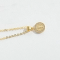 Dettaglio del ciondolo placcato oro con rilievo religioso e zirconi micro-incastonati - Re Con Zirconia Bianca