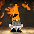Gnome d'Halloween avec chapeau chauve-souris et bannière BOO sur table en bois - Style Chapeau Orange