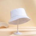 Cappello a secchiello minimalista in cotone bianco su supporto con dettagli di trama - M (56-58cm) / Stile bianco / Bianco