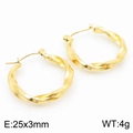 Detailansicht der 18K vergoldeten gedrehten Creolen mit Maßen 25x3mm und 4g Gewicht - 25x3mm / Gold (KE112425-KFC)