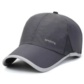 Berretto sportivo grigio scuro ad asciugatura rapida con rete e scritta SPORTS - Regolabile (56-60cm) / grigio scuro