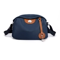 Borsa a tracolla in nylon blu scuro con finiture in pelle marrone e logo in metallo - Blu scuro