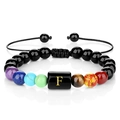 Détail de perles de chakra multicolores et bracelet en obsidienne noire avec lettre F - Lettre F