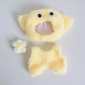 Gelbes Plüsch-Kapuzenoutfit mit weißer Blume für 17cm Puppenanhänger Bekleidung - Gelber Katzenohren-Hut, Einteiler & Blumenclip Set / Passend für 17cm Puppen