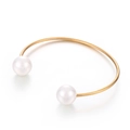 Brazalete minimalista de acero inoxidable chapado en oro de 18k con dos perlas blancas - Perla de 12mm / Dorado