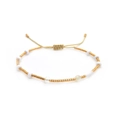 Bracelet bohème perlé avec pierres naturelles et perles d'eau douce sur fond blanc - Style Cordon de Serrage Perles Dorées Blanches (BLS240005B)