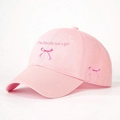 Roze katoenen baseballpet met tekst I'm literally just a girl en strikpatroon - Eén maat / Lichtroze