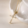 Élégant collier plaqué or 18K avec pendentif croix en zircon sur une chaîne maille Jacy - Collier Croix Zircon Minimaliste Doré (24796)