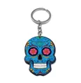 Detalle del llavero de calavera de azúcar en acrílico azul con motivos florales y cadena - Estilo D