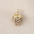 Vue détaillée du pendentif fraise plaqué or 18K avec pierres de zircon violettes - Or (Fraise Violette)