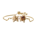 Bracciale regolabile dorato con stelle marine in ceramica marrone e una perla bianca - Stella Marina Giallo Terra + Acciaio Inossidabile + Perle di Ottone + Perla d'Imitazione