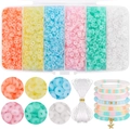 Macro detail van kleurrijke DIY kleikralen met elastisch koord en armbanden met sterhangers - Nieuwe Jelly Kleuren (6000 stuks) met Touw