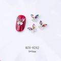 Détails de breloques papillon 3D de 9x9mm avec strass AB sur une surface d'ongle rouge - Papillon en Strass Irisé et Transparent (8242)