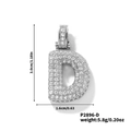 Dettaglio del ciondolo lettera D argento con zirconi e dimensioni 3,0 cm per 1,6 cm - Pendaglio argento letra D