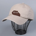 Dettaglio della visiera consumata e della toppa ricamata R.U.N su questo berretto - M (56-58cm) / Beige