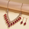 Primer plano del conjunto de collar y pendientes dorados con piedras rojas y borlas de lujo - Juego de collar y pendientes de 2 piezas / Rojo (Base dorada)
