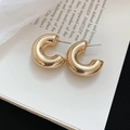 Detailaufnahme goldener C-förmiger Ohrringe auf Kunstdruckpapier mit warmem Licht - 925 Silberstecker / Goldener Einfacher C-Förmiger Stil (13#)