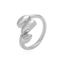 Dettaglio di un anello largo con forme organiche di ciottoli e finitura a specchio lucida - Stile a Fagiolo Impilato Platino / Oro Bianco