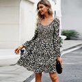Abito a fiori con maniche lunghe, scollo a V, corpino a punto smock e gonna a balze - S / Nero