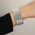 Brazalete ancho plateado con incrustación de turquesa y detalles de diamantes - Color Plata Turquesa