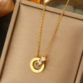 Elegante Goldkette mit römischem Ziffern-Doppelring-Anhänger und Zirkonia-Pavé - Jm2075