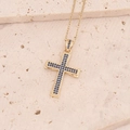 Dettaglio del ciondolo a croce placcato oro 18K con micro-pavé di pietre blu - Blu reale